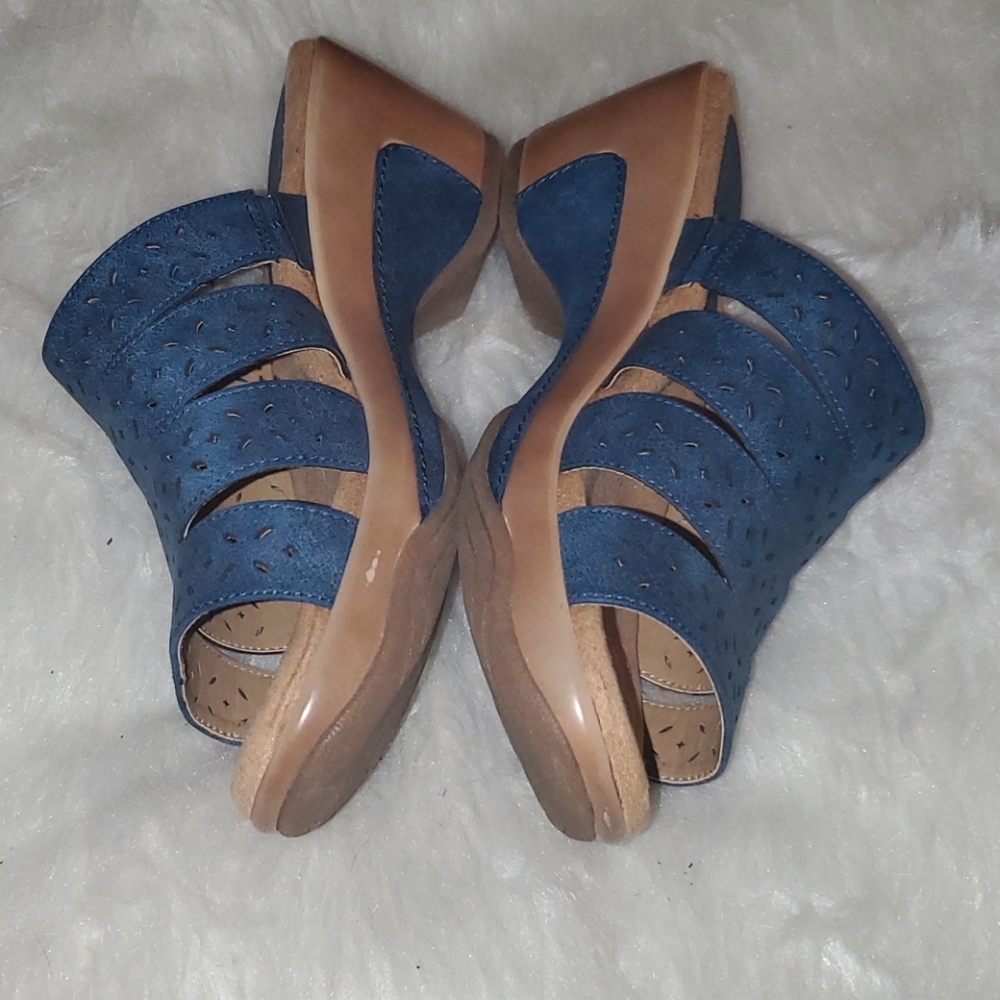 Cloudwallkers Size 10 W Blue & Tan Sandals